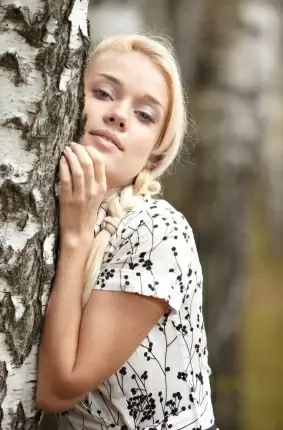 Images 6 - Очаровательная голая блондинка в лесу 