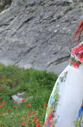 Images 2 - Обнаженная рыжая секси леди с волосатой вагиной нежится на солнышке в горах 