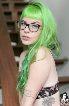 Images 1 - Прелестница с длинными зелеными волосами хочет секса 