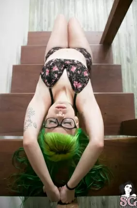Images 5 - Прелестница с длинными зелеными волосами хочет секса 