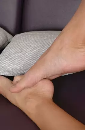 Images 17 - Красивые голые ножки бабы на диване 