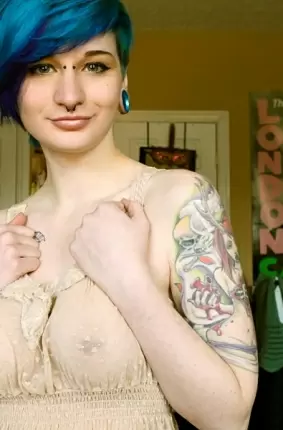 Images 6 - Сексапильная женщина демонстрирует сережки на сосках 