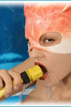 Images 2 - Сочная мокрая киска голой модели с маской на лице в бассейне 