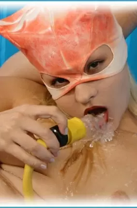 Images 7 - Сочная мокрая киска голой модели с маской на лице в бассейне 