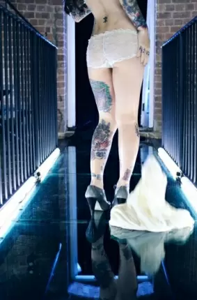 Images 10 - Девка в клубе стоит на прозрачном полу в трусиках 