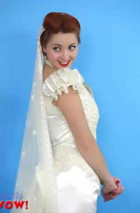 Images 2 - Девушка в белом платье снимает лифчик 