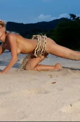 Images 24 - Грациозная блондинка оказалась на безлюдном острове 