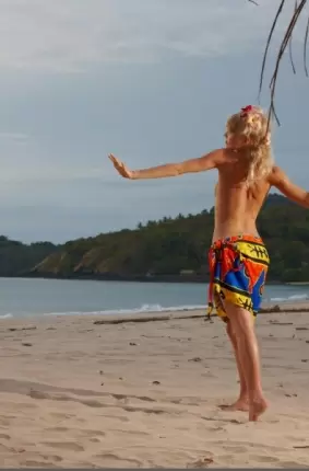 Images 3 - Грациозная блондинка оказалась на безлюдном острове 
