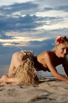 Images 20 - Грациозная блондинка оказалась на безлюдном острове 