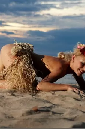 Images 21 - Грациозная блондинка оказалась на безлюдном острове 