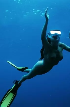 Images 2 - Голые девушки ныряют с аквалангом 