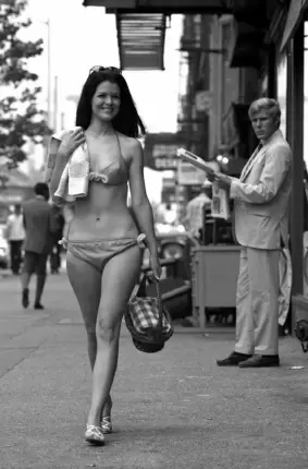 Images 87 - Голая девушка ходит по улице (106 фото) 