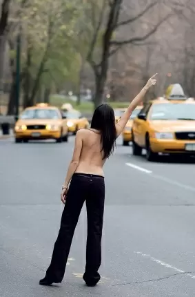 Images 101 - Голая девушка ходит по улице (106 фото) 