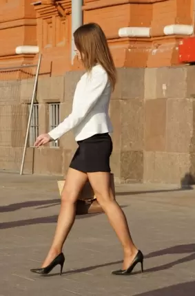 Images 26 - Голая девушка ходит по улице (106 фото) 