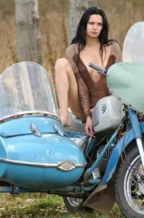Images 1 - Откровенные фотографии девушек голышом на мотоцикле 