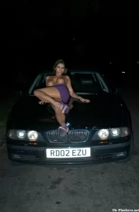 Images 10 - Яркая брюнетка позирует голой возле авто темной ночью 