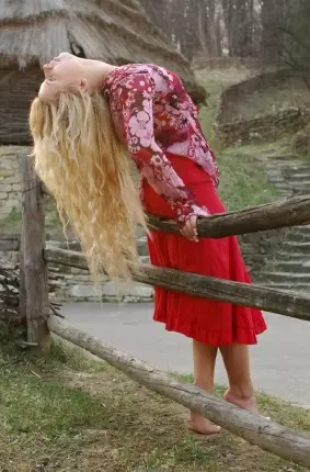 Images 1 - Обаятельная блонди в красной юбке 