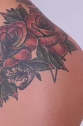 Images 17 - Вся в татуировках сексуальная брюнетка на диване 