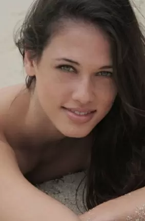 Images 14 - Обнажённая красивая девушка на фоне пляжа 
