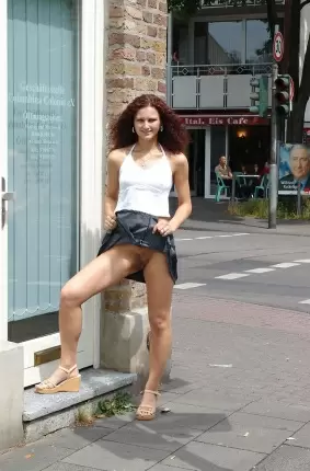 Images 11 - Девушка задирает юбку на улице 