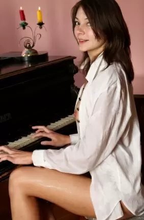 Images 9 - Голая незнакомка играет на рояле 