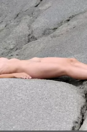 Images 14 - Сексапильные снимки беззаботной голой модели с красивой пиздой у песчаника 