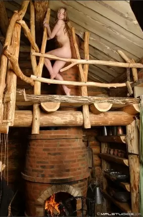 Images 8 - Роскошная голая телочка в деревянном доме 