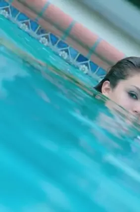 Images 11 - Очаровательная красотка купается голышом в бассейне 