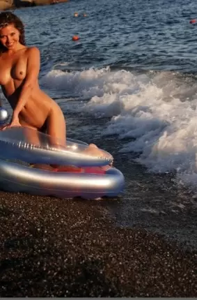 Images 4 - Стройная голая модель с мокрыми сиськами резвиться с надувным матрасом на пляже 