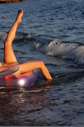 Images 16 - Стройная голая модель с мокрыми сиськами резвиться с надувным матрасом на пляже 