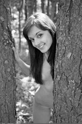 Images 4 - Чернобелые эротические фото в лесу - Красивая обнаженка со стройной дамой 