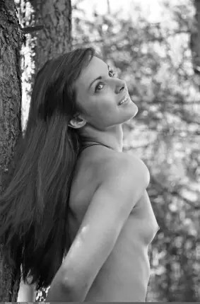 Images 7 - Чернобелые эротические фото в лесу - Красивая обнаженка со стройной дамой 