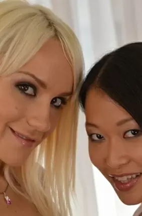 Images 1 - Стройная блондинка и ее подруга устроили лесби игры 