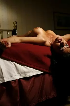 Images 3 - Раскованные дамы показывают накаченные тела и зажигают в постели 
