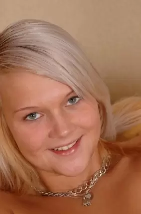 Images 18 - В позе раком раздевшаяся блондинка на диванчике 