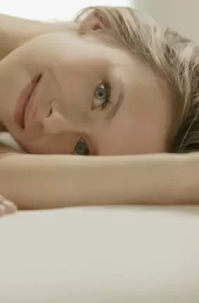 Images 8 - Женственная дама голышом легла на белую простыню 