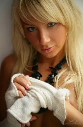 Images 5 - Красивая голая блондинка на подоконнике 