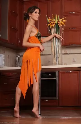 Images 3 - Ухоженная домохозяйка разделась на кухне 