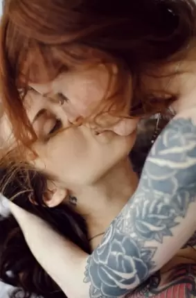 Images 9 - Лесбиянки занимаются любовью на кровати перед камерой 