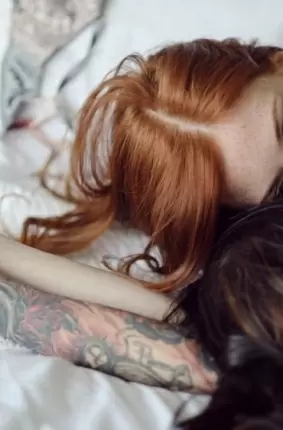 Images 29 - Лесбиянки занимаются любовью на кровати перед камерой 