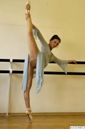 Images 5 - Очень гибкая и стройная голая балерина 