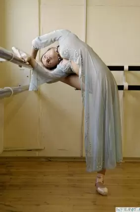 Images 12 - Очень гибкая и стройная голая балерина 