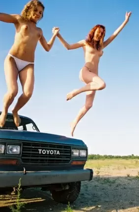Images 13 - Две голые подруги крыше авто 