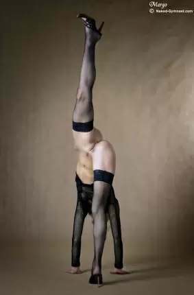 Images 12 - Голая гимнастка в чулках 