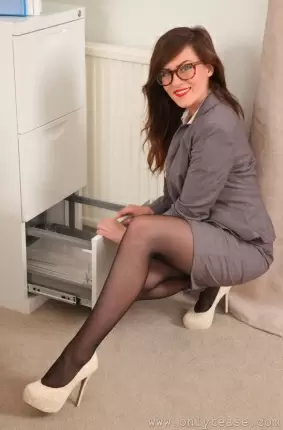 Images 2 - Развратная секретарша в очках снимает чулках в офисе 