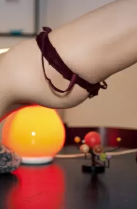 Images 20 - Сексуальная девка на столе при свете лампы 