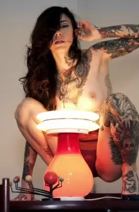 Images 15 - Сексуальная девка на столе при свете лампы 