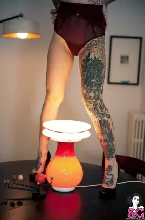 Images 17 - Сексуальная девка на столе при свете лампы 