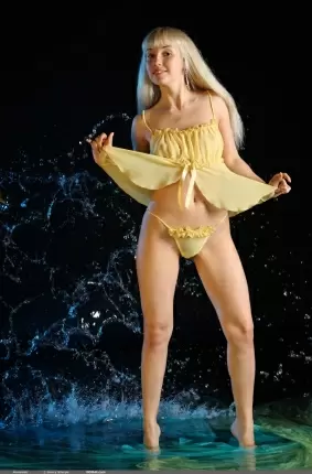 Images 4 - Мокрая голая девушка с волосатой киской. Фото длинноногой модели 
