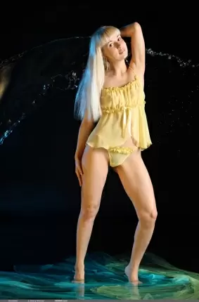 Images 1 - Мокрая голая девушка с волосатой киской. Фото длинноногой модели 